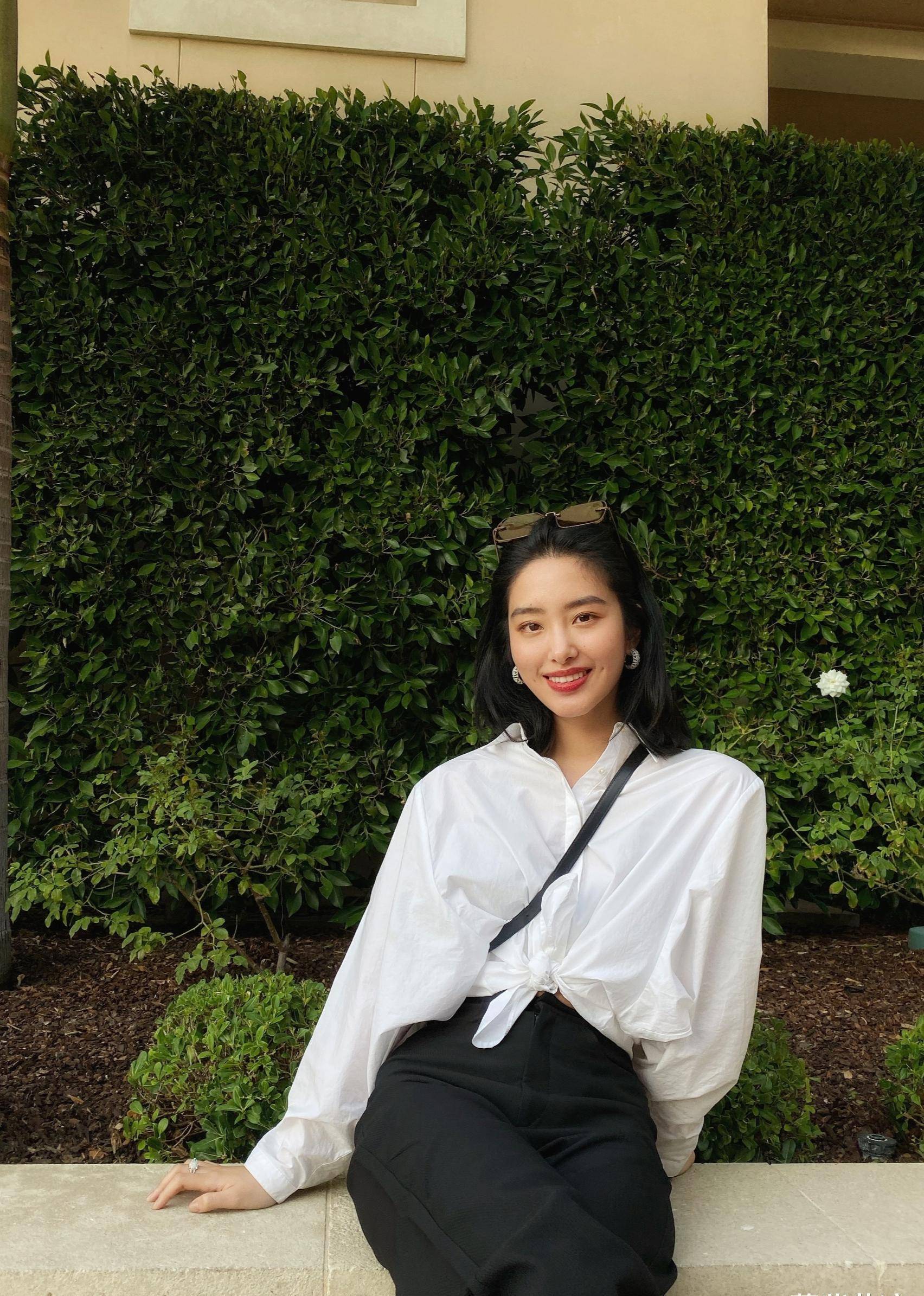 尤其是对于杨采钰这样端正的长相,宽松的法式衬衫给她增添了一丝慵懒