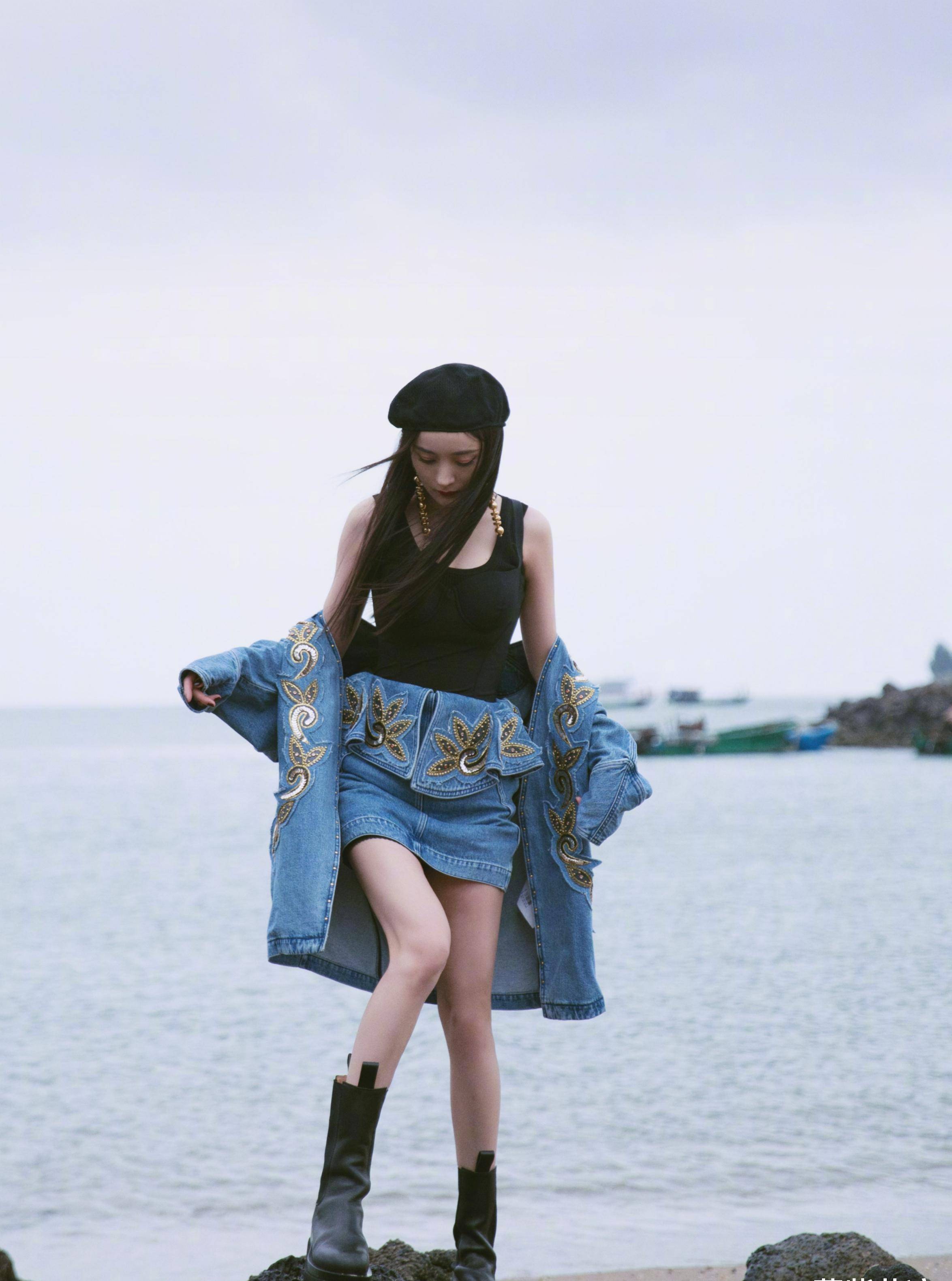 原创杨幂秀身材毫不吝啬a4腰大长腿还特意半脱牛仔外套