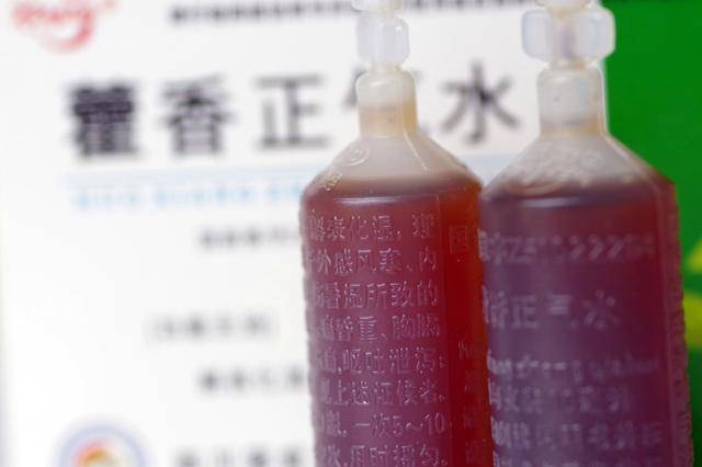 原创洗完脚后睡前将藿香正气水涂抹在脚底帮助改善这4大症状