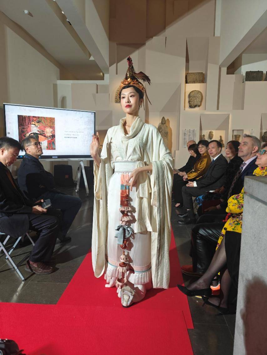跨越时空的遇见,敦煌飞天服饰展巴黎开展_法国_贵州茅台_中国