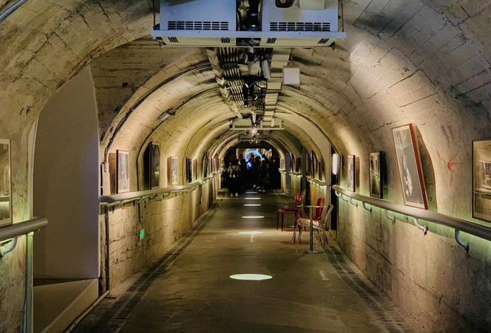 而只有在城镇和乡村有着自建房的人家,才能有条件挖地下室建造安全