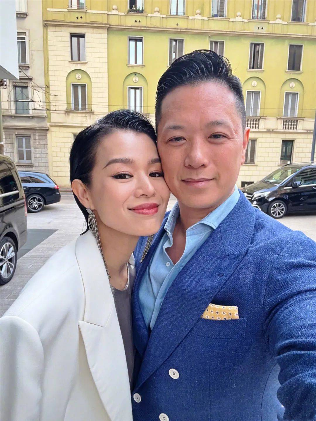 原创胡杏儿晒一家五口全家福照片与老公李乘德甜蜜如初三个儿子共用一