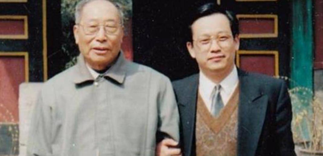 而老三金毓岚比起两位哥哥来说稍稍逊色,他只是一位普通的中学老师,但