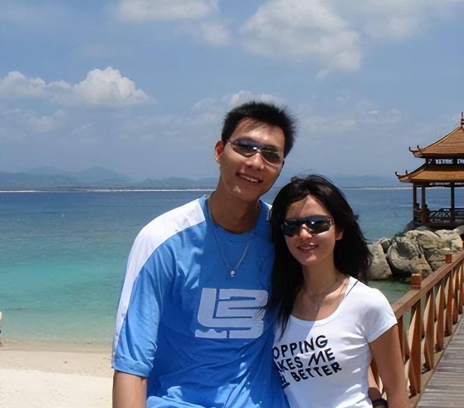 原创易建联27岁娶巴西足球宝贝36岁退役生两儿子家庭生赢家