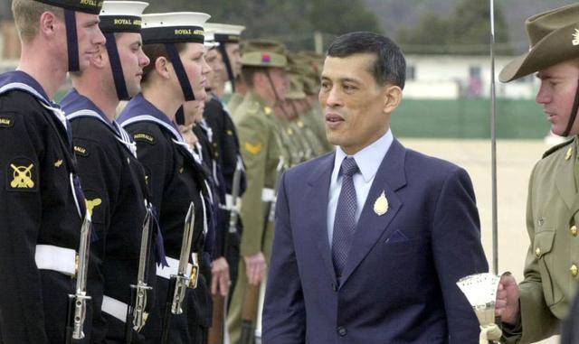 泰王度假时放飞自我花臂照被外媒曝光现身街头又穿小背心