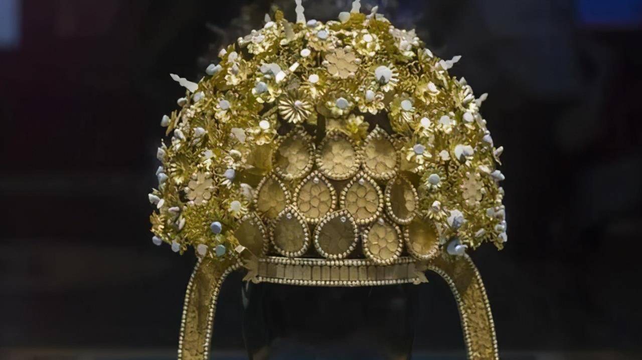 原创农村大妈头戴慈禧太后凤冠去鉴宝刚登台专家赶快摘了它