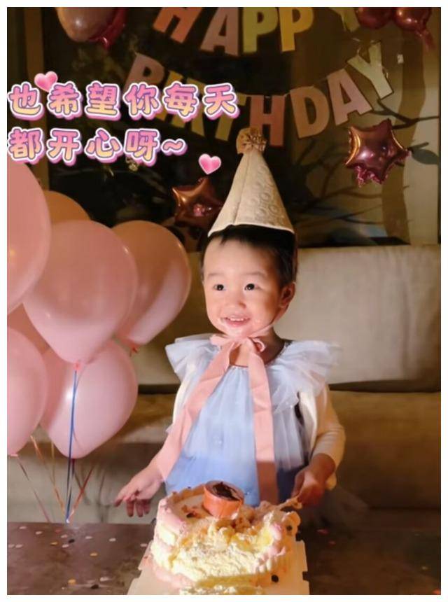 李亚鹏女儿小夏夏迈向两岁海哈金陪伴庆生幼女可爱精灵