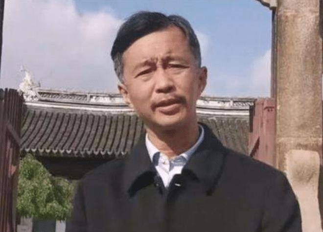 网络对沈巍的影响极大,在小飞的引导下,沈巍开始了直播生涯,摇身一变