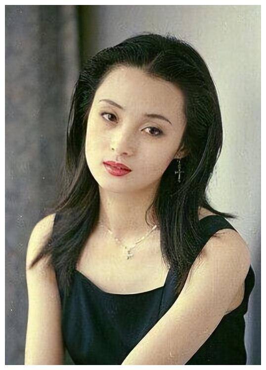 蒋勤勤47岁身材风情紧身裙变身迷人扣子欲摆脱责任