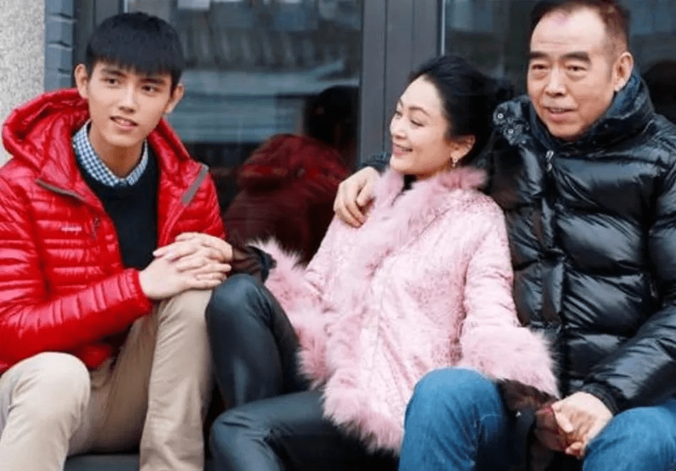 原创陈红底子够好跟儿子陈飞宇同框似姐弟穿蓬蓬短裙嫩成老少女