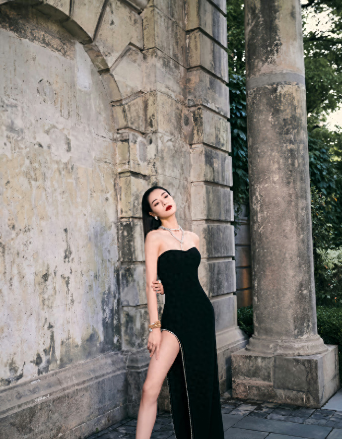 原创钟楚曦写真气场比较霸气高开叉大长腿正面侧面背面迷死人