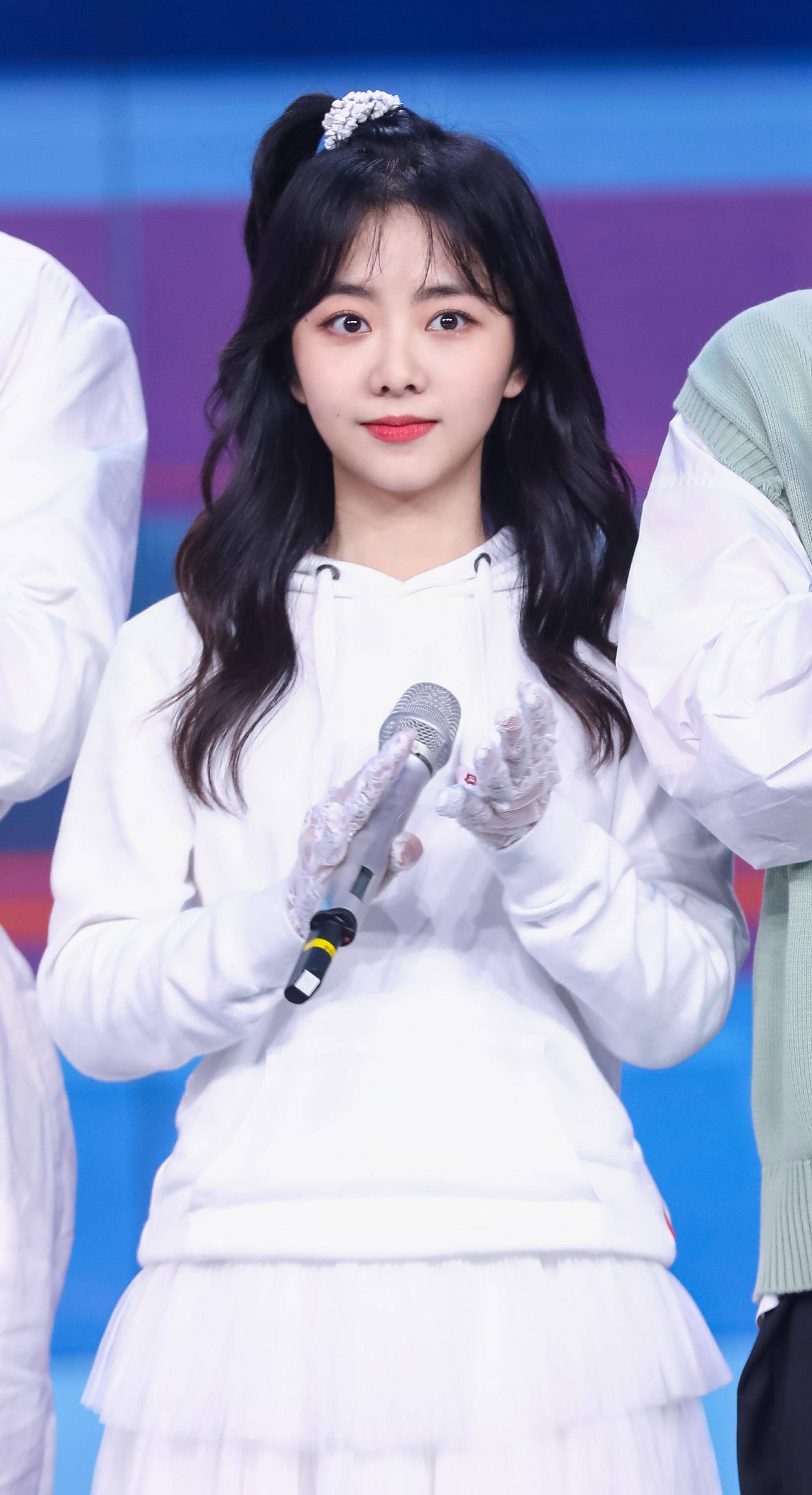 谭松韵真会装美苹果头空气刘海俏皮可爱完全看不出快30岁