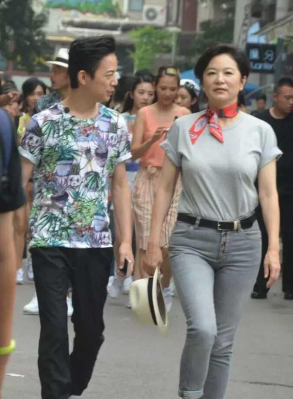 原创69岁林青霞身材真丰腴穿t恤牛仔裤差点撑变形洋气又减龄