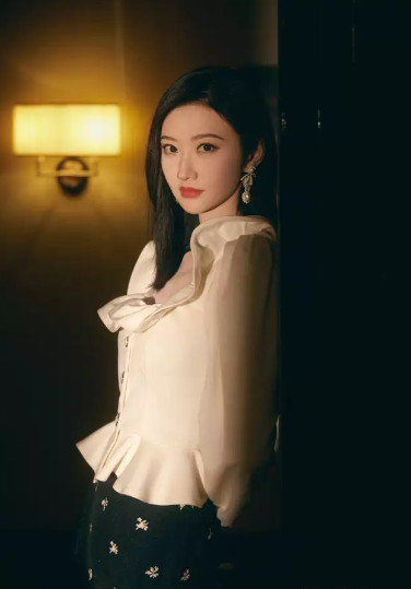 景甜优雅亮相白色花边领衬衫搭黑色碎花裙戴珍珠耳环更添迷人魅力