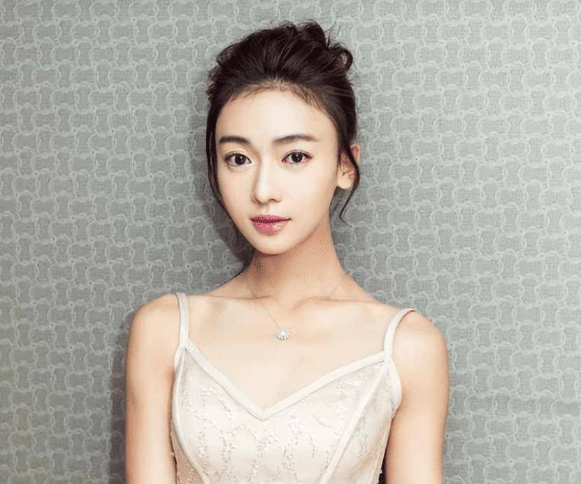 第三位吴谨言,当年的吴谨言只不过火了一部剧,却觉得自己非常了不起了