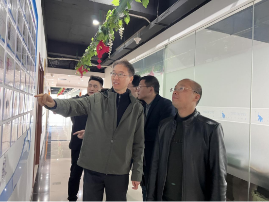 我院院长郑兰军向肖院长一行介绍了兰智数加学院概况