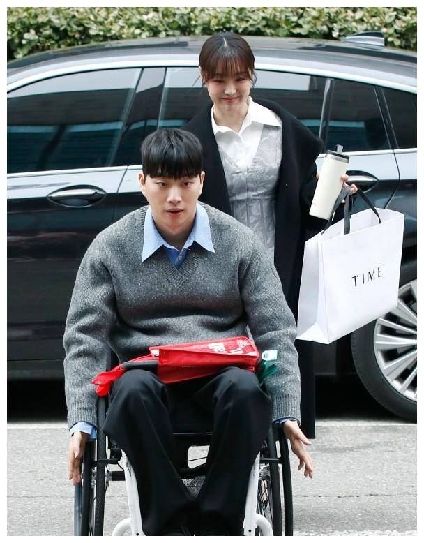 韩星宋智恩曝光婚讯,残障男友遭批评,网友质疑女方父母不力.