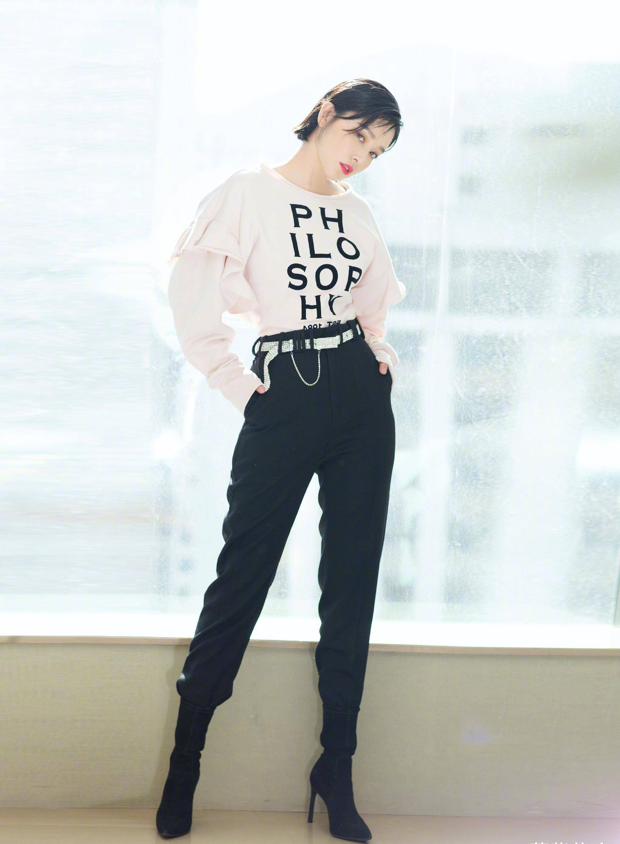 裙子时尚到大腿根部,美腿太诱人了!