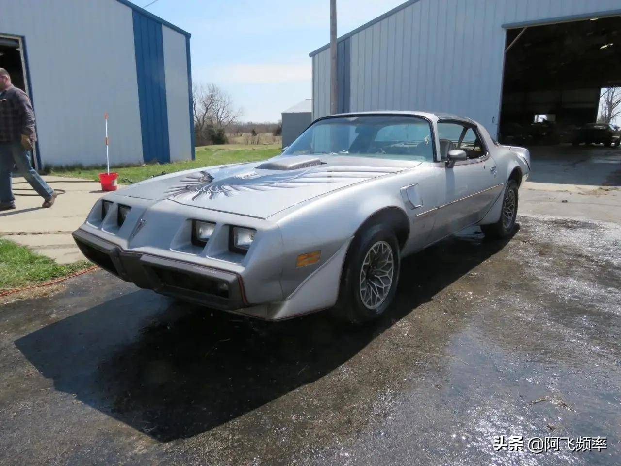 (下图)如果你不那么在乎外观那么1979年的庞蒂克火鸟esprit,搭载