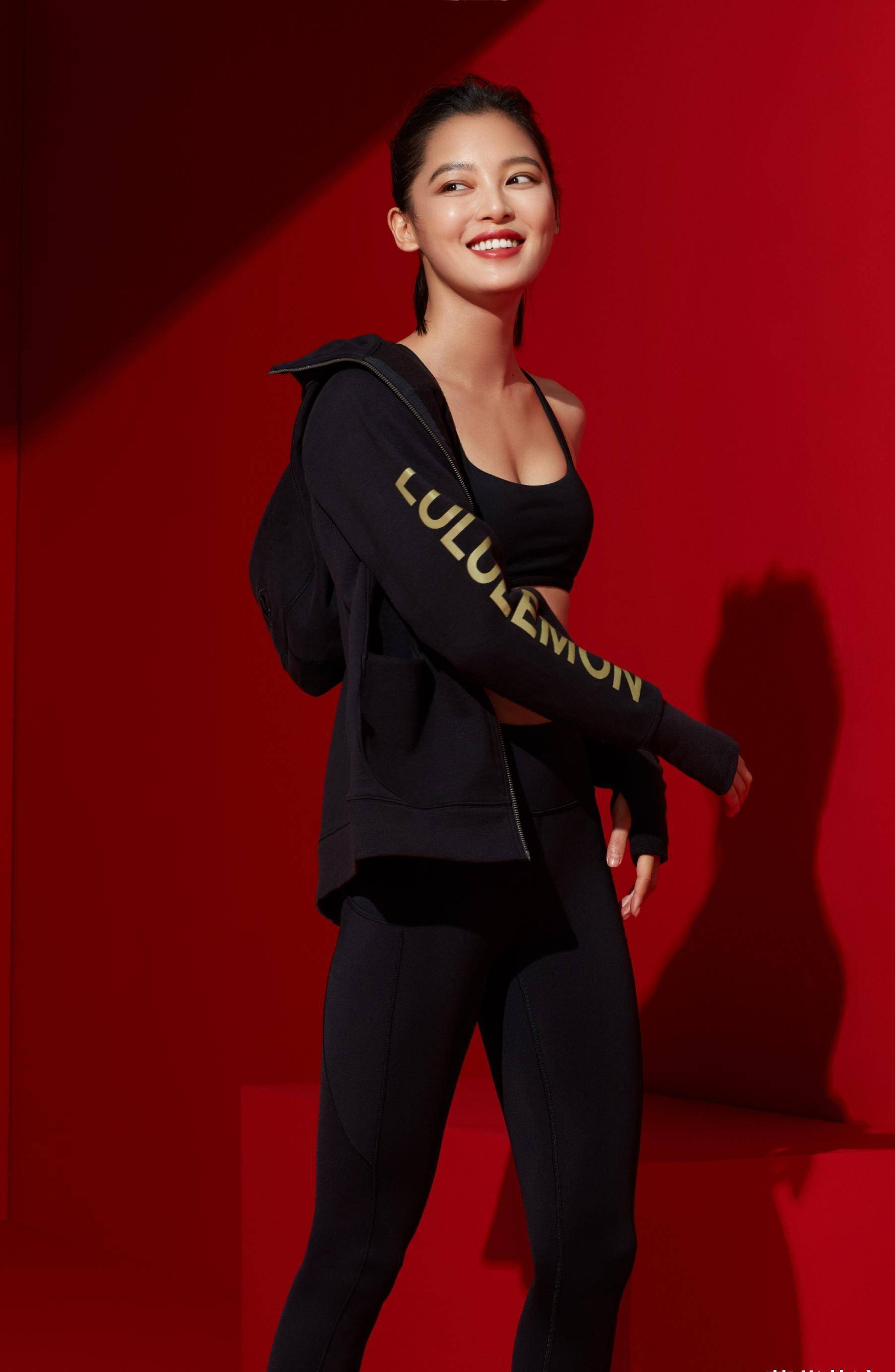 原创辛芷蕾凹造型用力过猛搭配挺好看但是皮裤却非常显胖