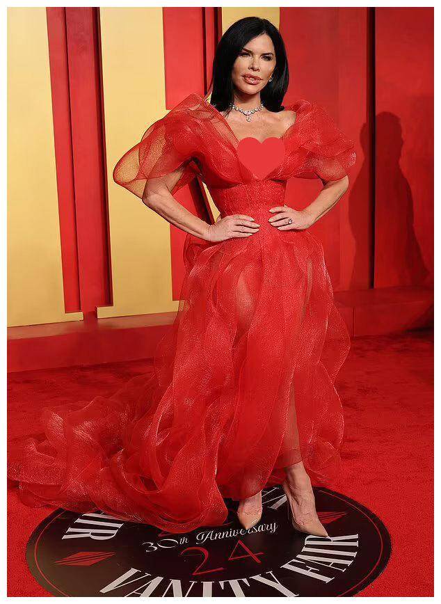 原创贝索斯54岁未婚妻尽展风采红裙领口深v抢镜气场不输卡戴珊