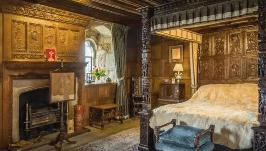 原创英国小伙两次爬进白金汉宫在女王熟睡时酒后潜入了她的卧室