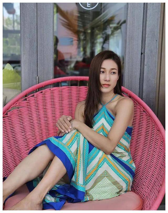 钟嘉欣39岁海边度假,挂脖长裙似妙龄少女,美腿吸睛._音乐_家庭_新人