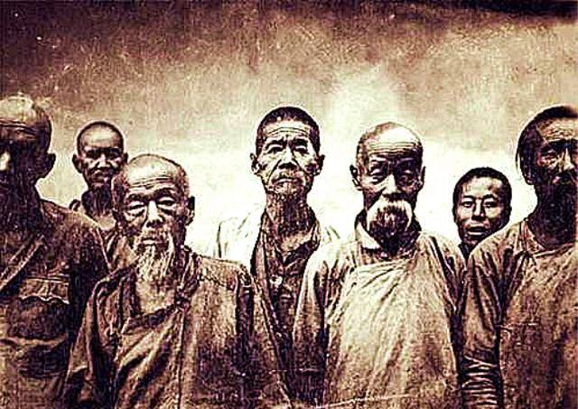 在船板上往江里撒尿,忽然看见岸上有一个火把往不远处张潮的船上去了