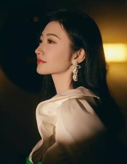 景甜优雅亮相白色花边领衬衫搭黑色碎花裙戴珍珠耳环更添迷人魅力