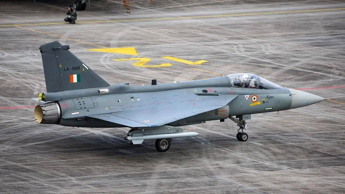 印度光辉战机居民区坠毁,现场浓烟滚滚_莫迪_印度空军_事故