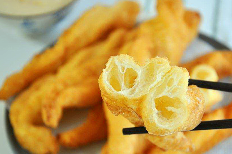 炸油条时直接下油锅大错特错少了这一步难怪油条不香不脆