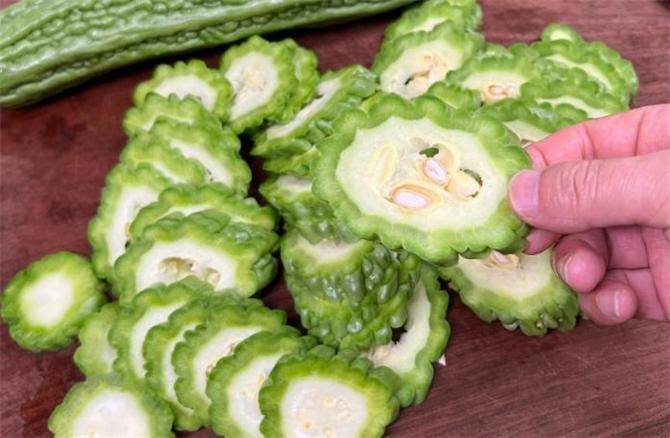 原创家里苦瓜吃不完这样存起来冬天吃和新鲜的一样保存一年不坏