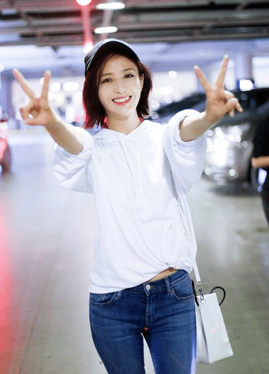 佟丽娅身穿黑色上衣,下身搭配黑白裙.整个人看