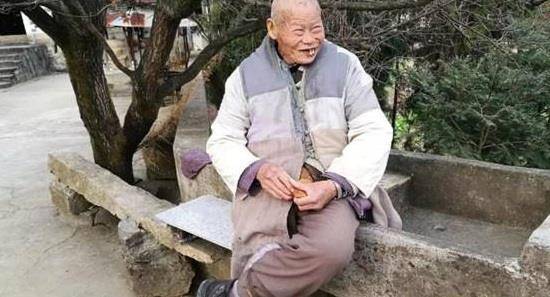 深山里的老僧,一心向佛,衲衣43年没换,63年不食油盐_释觉_陈多兴_寺庙