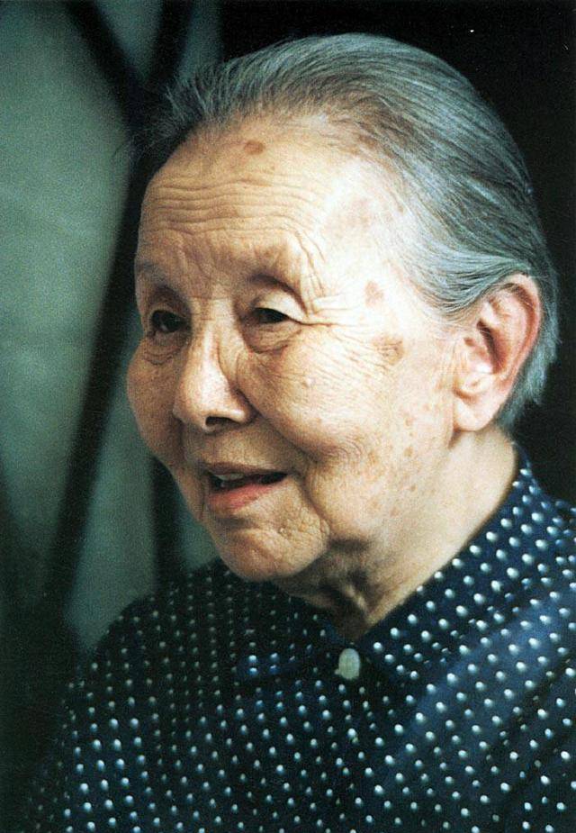 著名女作家冰心去世后,为何孙子在她墓碑上写下"枉为人表"