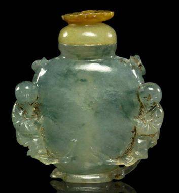 清 白玉雕花碗在她手里把玩的是翡翠的把