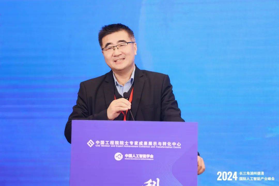 湖州德清县委常委潘振华致开幕词,并向来宾介绍了德清的营商情况.