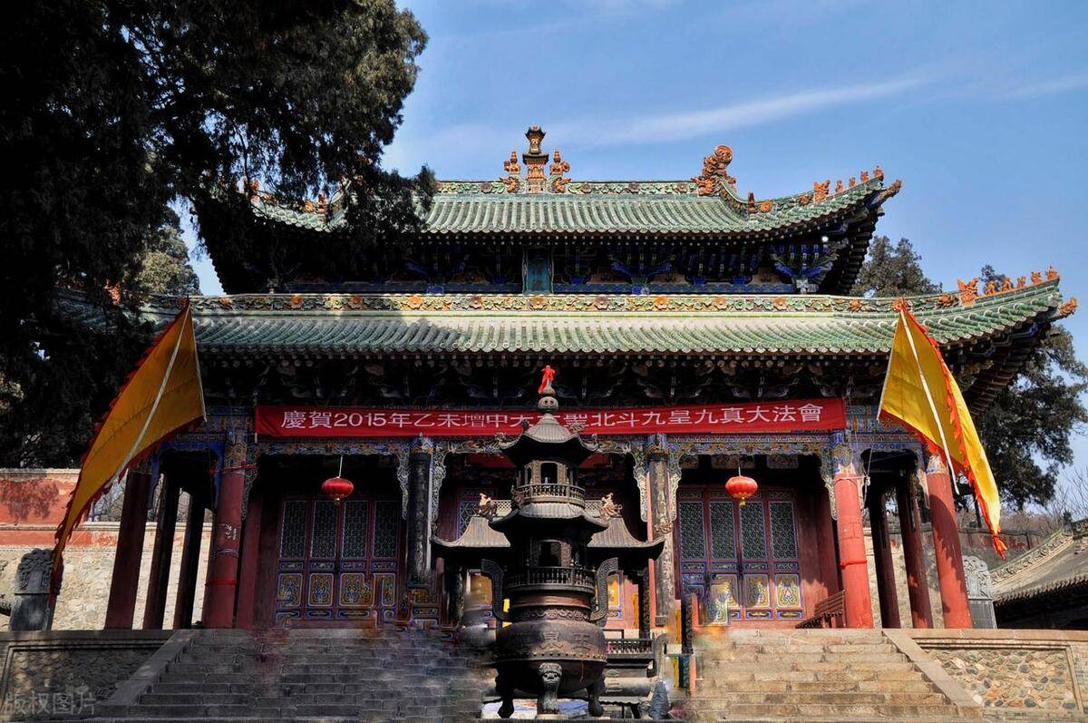 最后,我们来到天水南湖公园,这里是市民休闲娱乐的好去处,湖水清澈