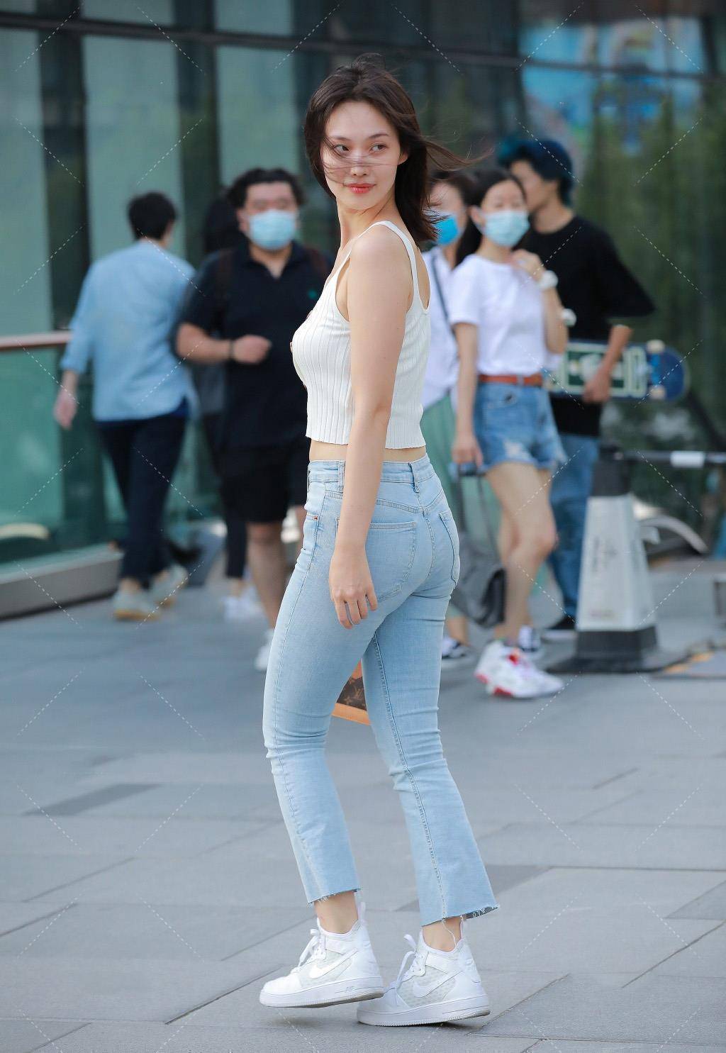 感受初秋的气息穿牛仔裤搭配短款背心休闲减龄还显身材