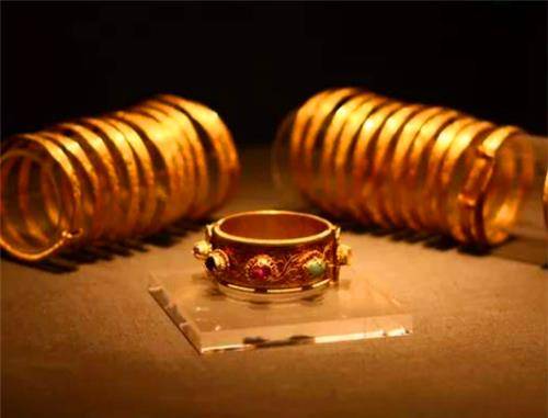 这个帽顶用拴丝工艺镶嵌了一颗200克拉的橄榄形无色蓝宝石,是目前考古