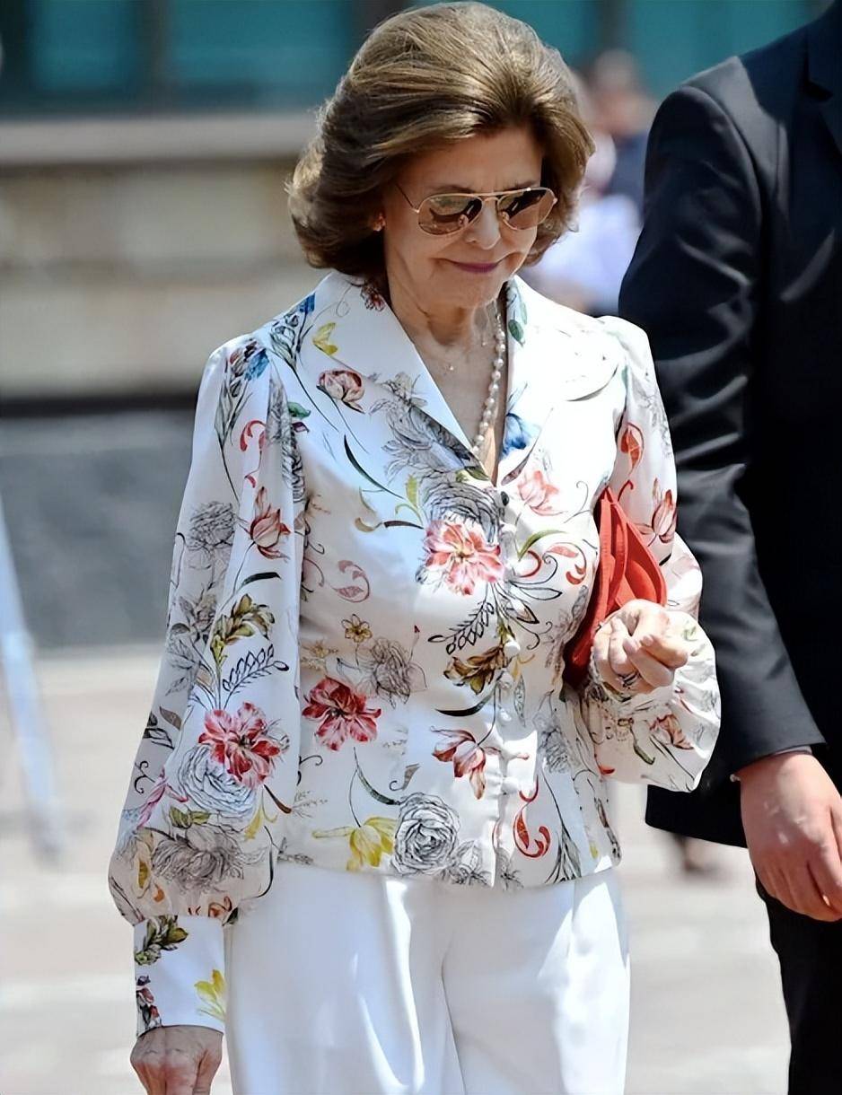 原创80岁瑞典王后闪耀墨西哥穿花衬衫韵味十足一头棕发显得好年轻