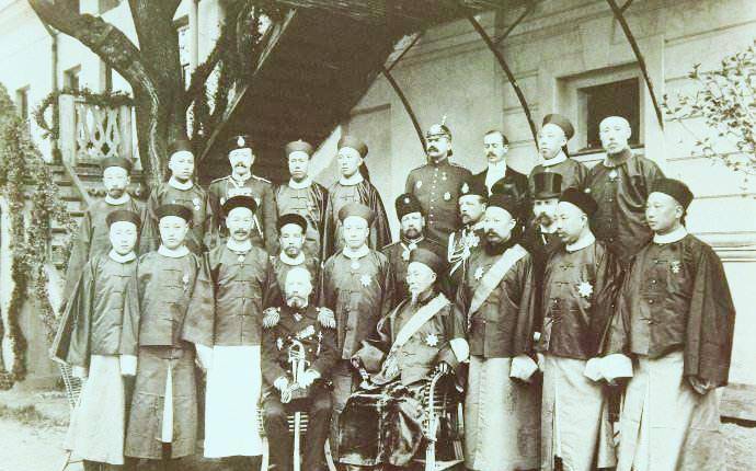 图3是一个日本兵,在天津的街头,用一根绳子拴着义和团成员的辫子,在街