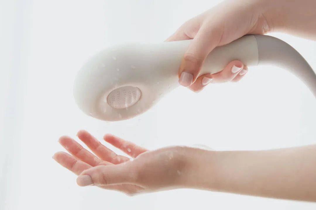 受猫柔软的触感和舒缓情绪的启发,该产品通过模仿卷曲的猫的形状,淋浴