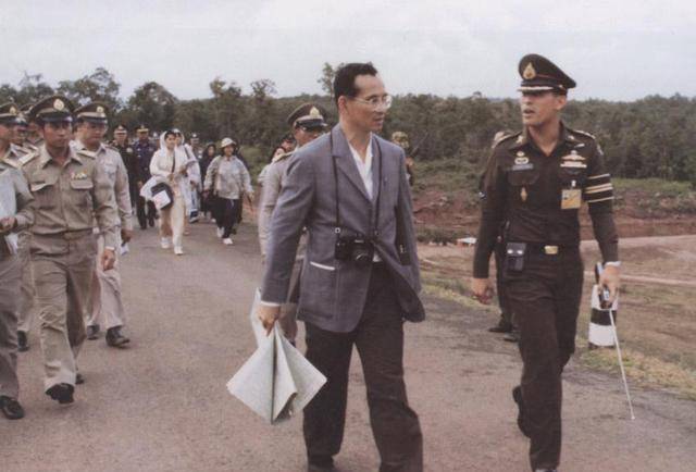 泰王度假时放飞自我花臂照被外媒曝光现身街头又穿小背心