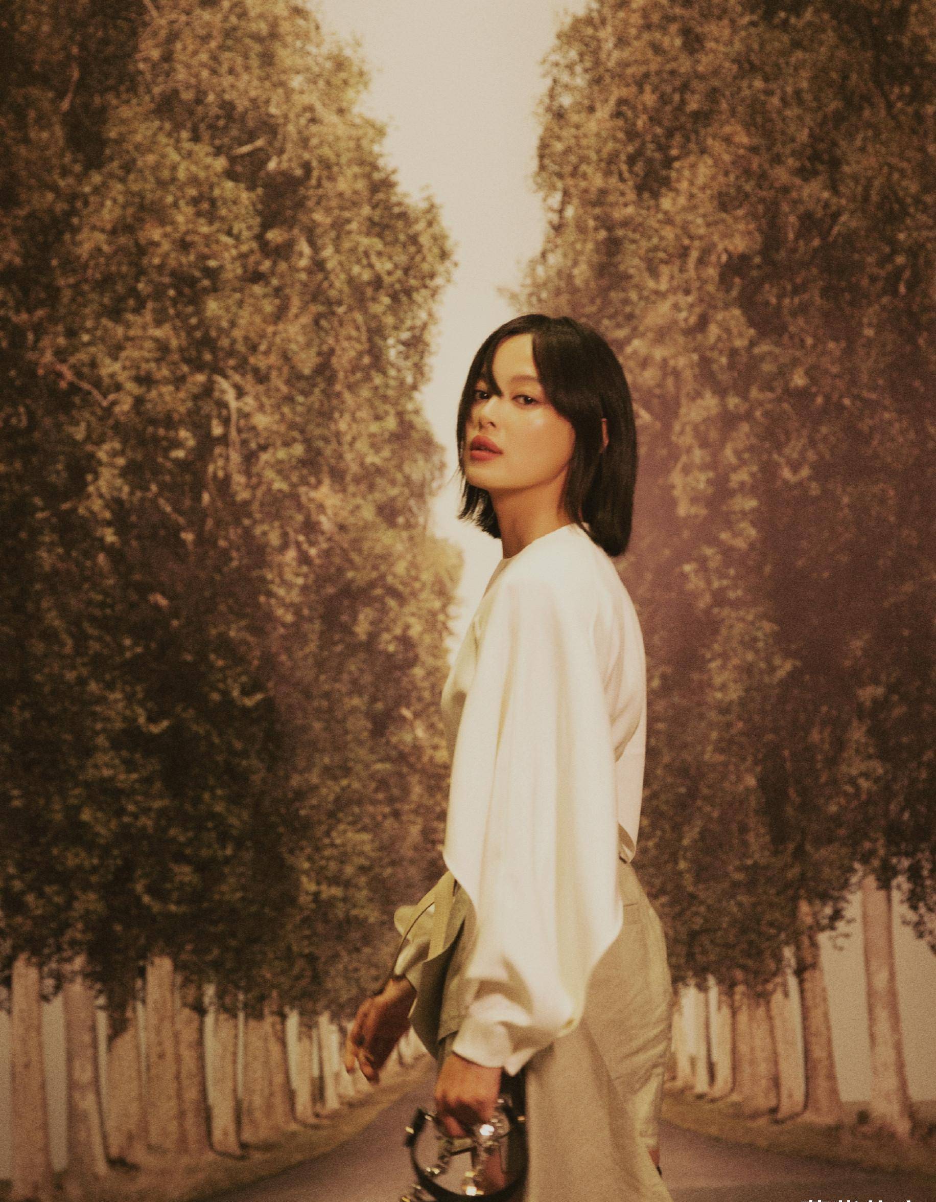 原创辛芷蕾凹造型用力过猛搭配挺好看但是皮裤却非常显胖