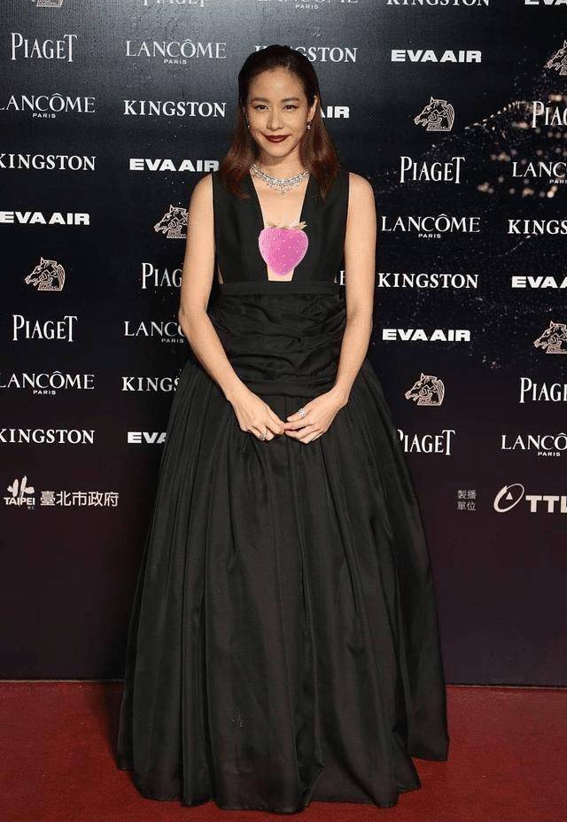 原创林嘉欣真作妖穿深v连衣裙显胖10斤不止姨妈红唇太显老