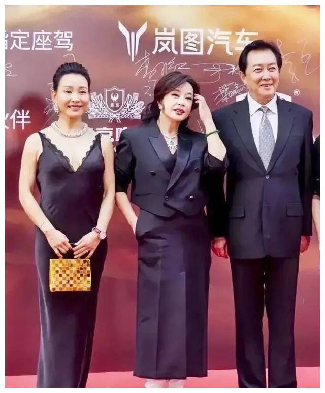 陈冲,刘晓庆共同合影:自然优雅对比,塑料脸透减龄美感.