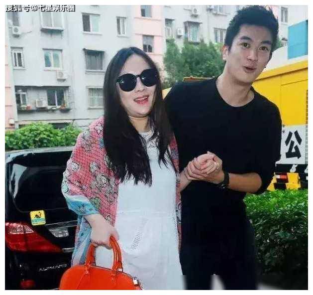 霍思燕家今日吃麻辣烫嗯哼乖巧妹妹丸子头可爱无比