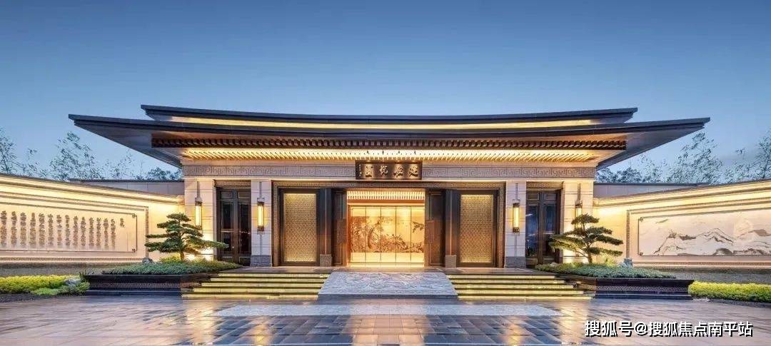 一进·王府大门 致敬城市 【三进门仪 归家礼序】 片区将簇拥约30万㎡商业体(实景图) 亭台楼榭相映