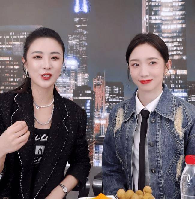 孟美岐做客直播间,现场表演高难度动作,直播状态却引人注意_薇娅_挑战